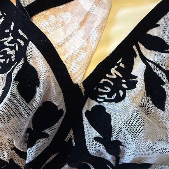 EBY 2 for 1 White & Black Floral Lace Bralette - Picture 6 of 7